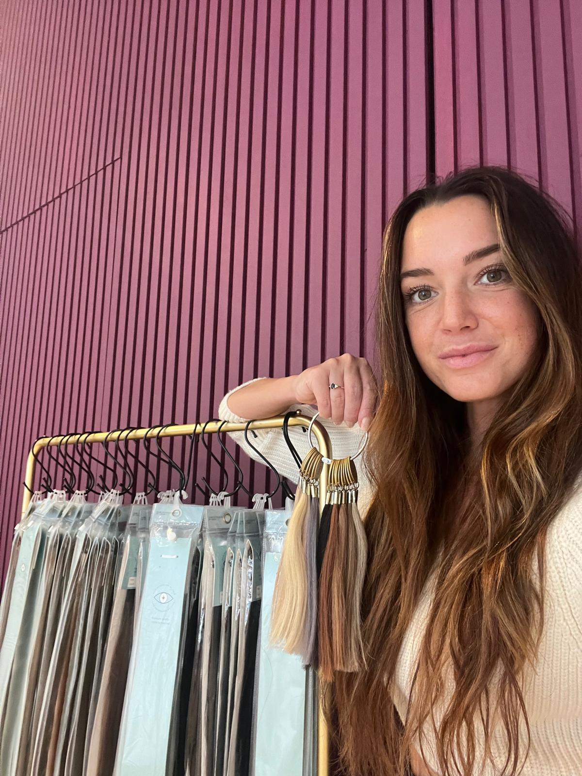 Charlotte toont het zorgvuldige productieproces van Hair Extensions by Char
